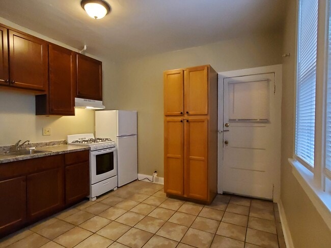 Building Photo - 1927 E Hillcrest Ave