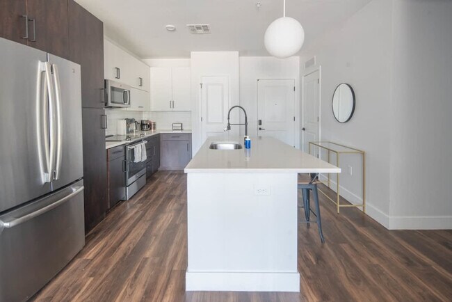 Building Photo - 688 W 1st St