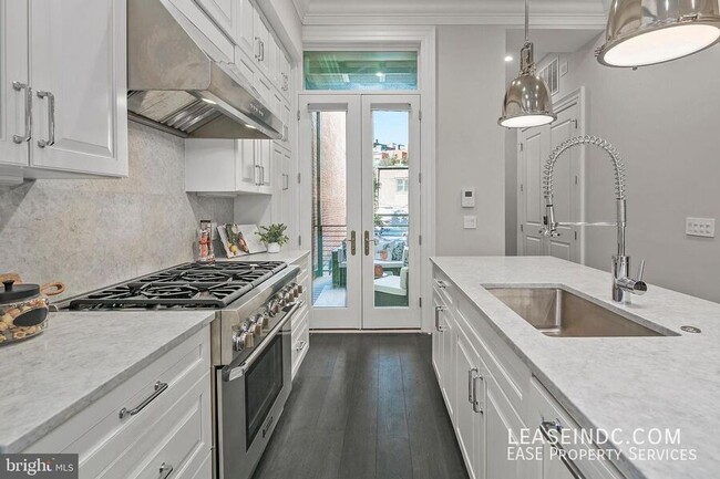 Building Photo - 1330 Vermont Ave NW