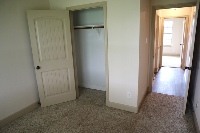 Building Photo - 1705 Hickory Dr