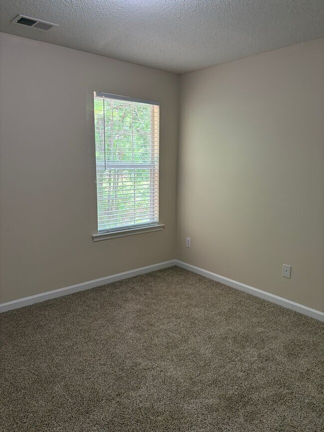 Building Photo - Large Home in Established Neighborhood