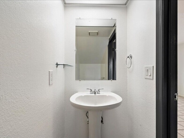 Building Photo - 122 S Hardy Dr