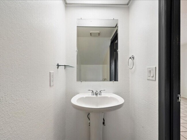 Building Photo - Charming 2BR Condo in Tempe