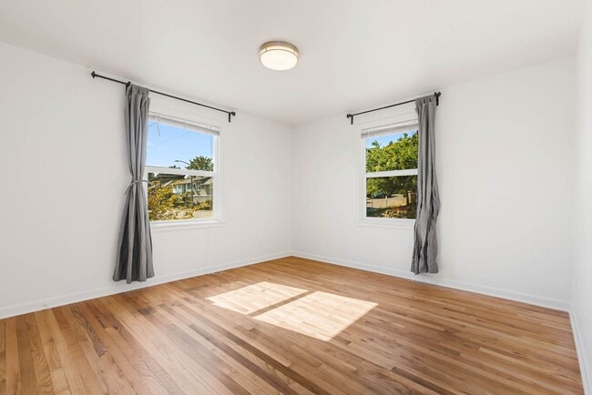Building Photo - Bright & Spacious Remodeled Home Near Columbia City, Mt. Baker & Lake Washington