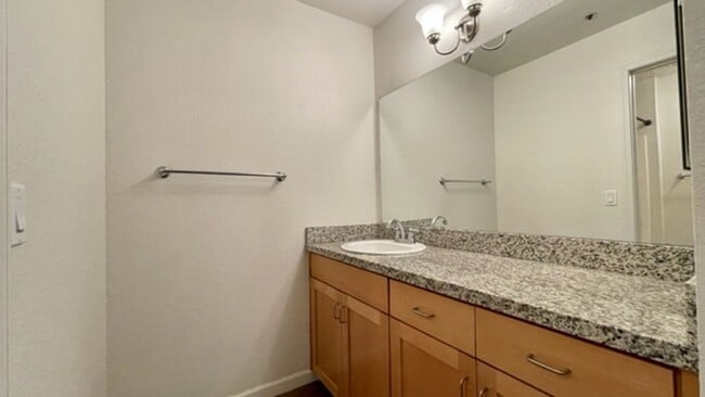 Building Photo - 2 Bedroom + Loft Condo in Parkwood Village