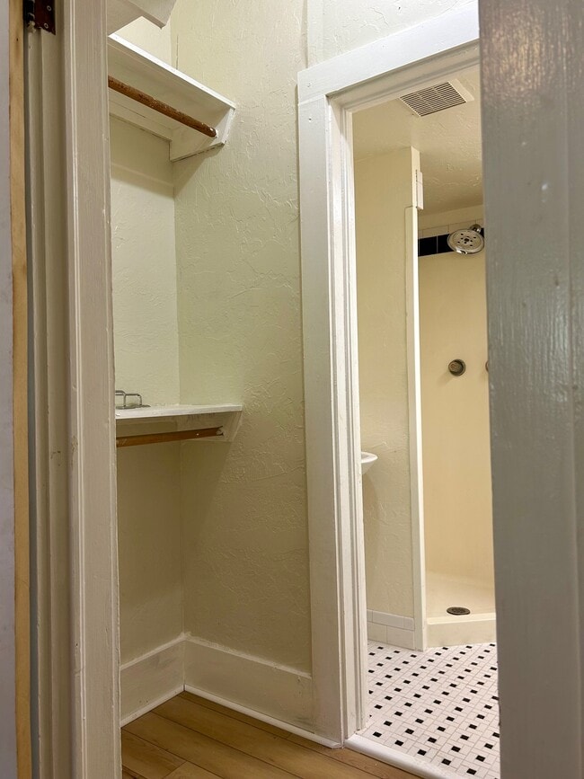 Building Photo - 421 Park Dr