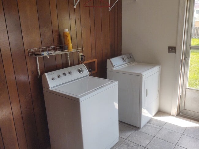 Building Photo - Great house with a big yard