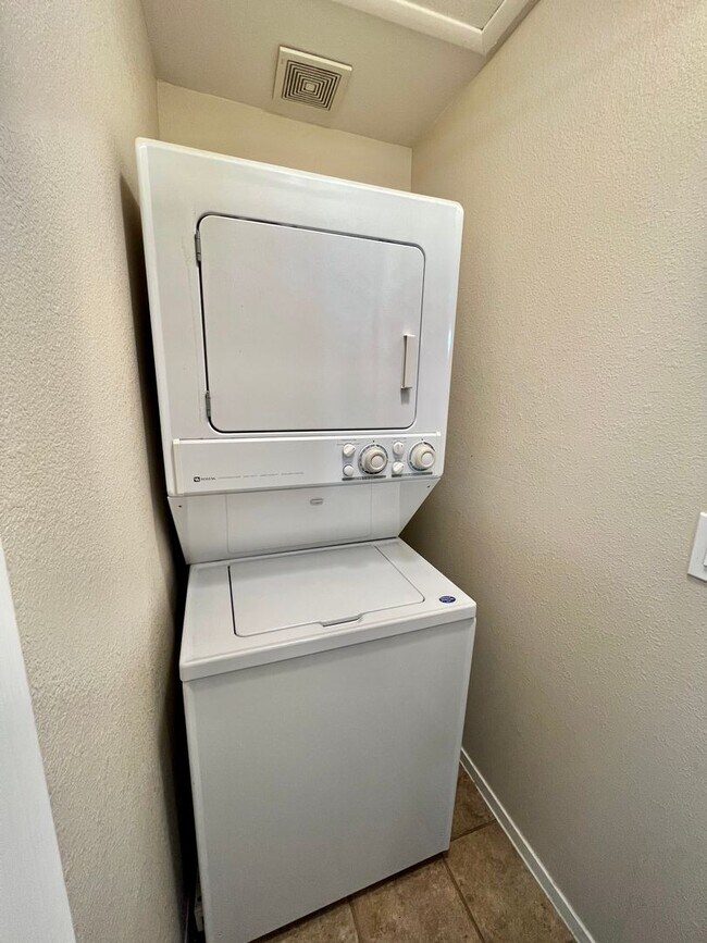 Building Photo - BEAUTIFUL 2BD/2BA SOUTHEAST