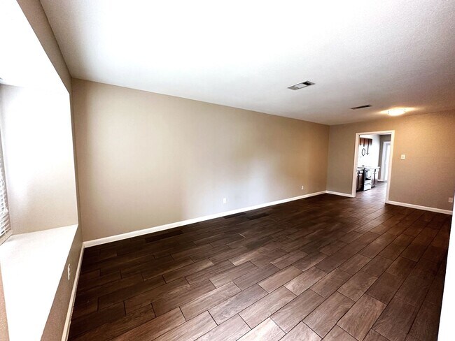 Building Photo - 424 Longmeadow Dr