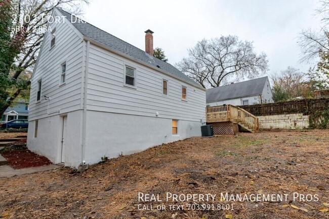 Building Photo - 2302 Fort Dr