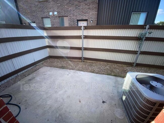 Building Photo - 3621 Valley Vista Dr