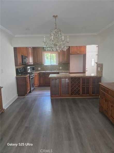 Building Photo - 521 E Valencia Ave