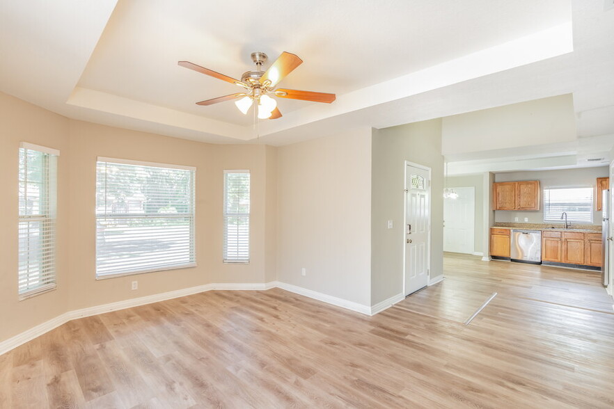 Building Photo - 674 15th Ave S