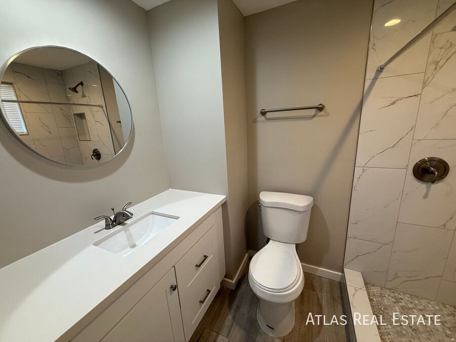 Building Photo - 3412 W Orangewood Ave