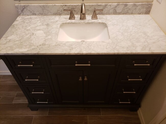 Building Photo - Spacious NISD home