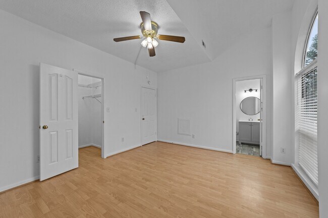 Building Photo - 459 E Lake Cir