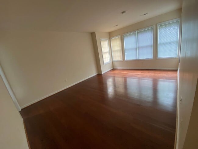 Building Photo - Spacious 3 Bedroom 2.5 Bathroom Home in Randolph Neighborhood