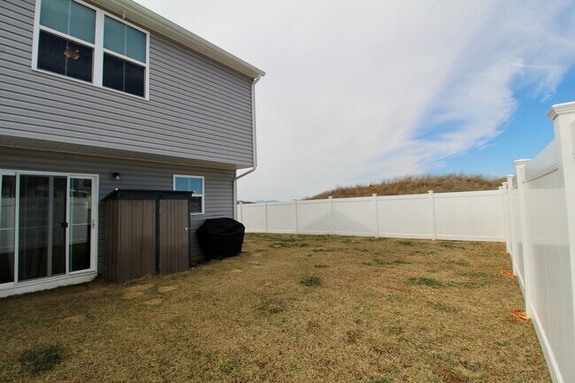 Building Photo - Townhome with a large fenced in yard for rent!