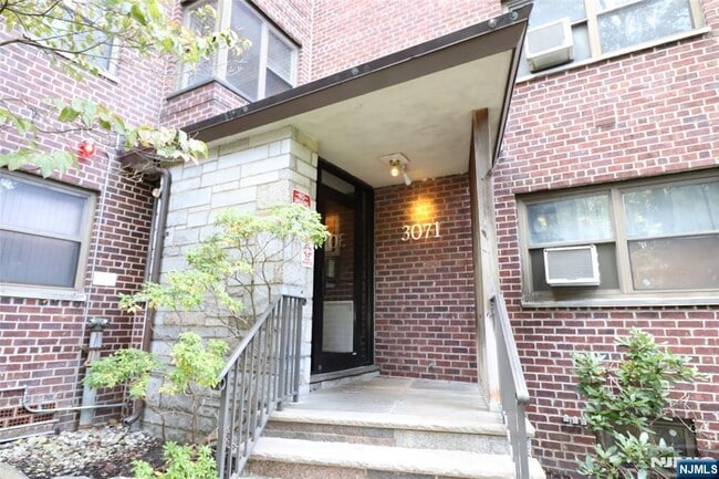 Building Photo - 3071 Edwin Ave