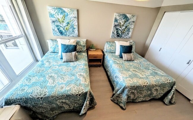 Building Photo - Seasonal/short term 2/2 vacation condo close to Anna Maria