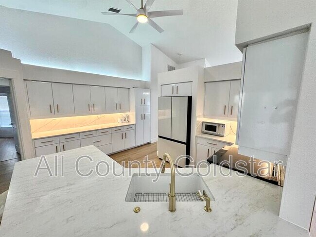 Building Photo - 5028 Greenway Ct