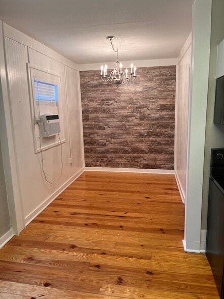 Dining room - 710 W Canal St