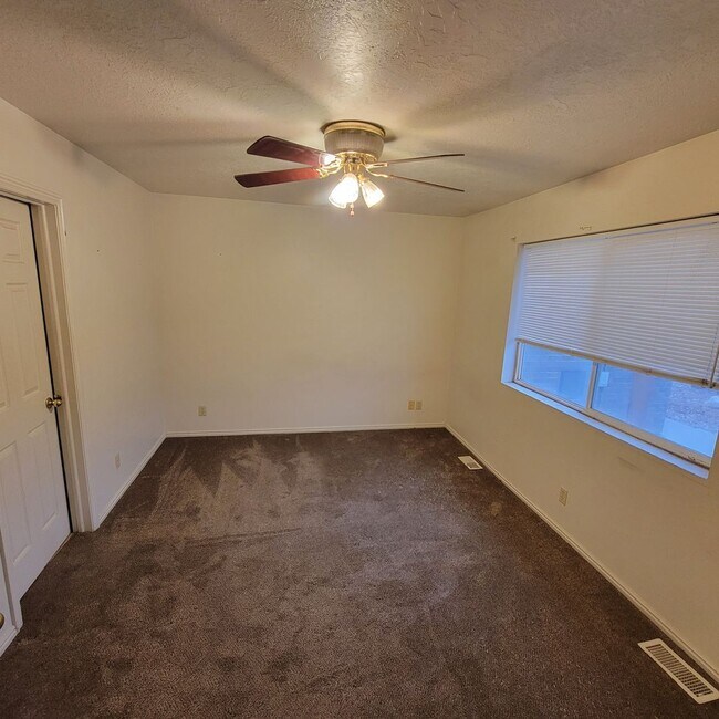 Building Photo - 3 Bedroom 2 Bathroom Duplex