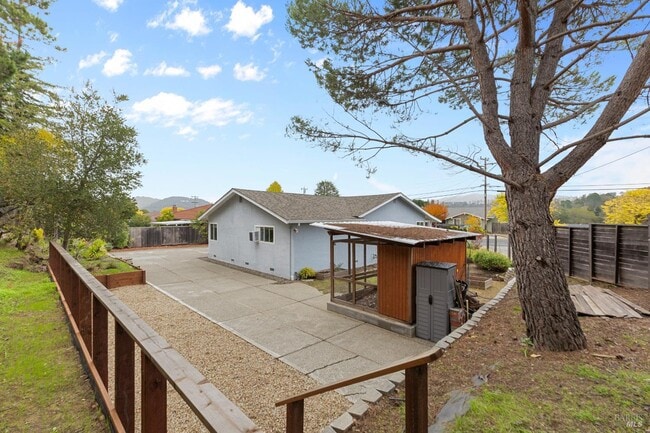 Building Photo - 700 Tamarack Dr