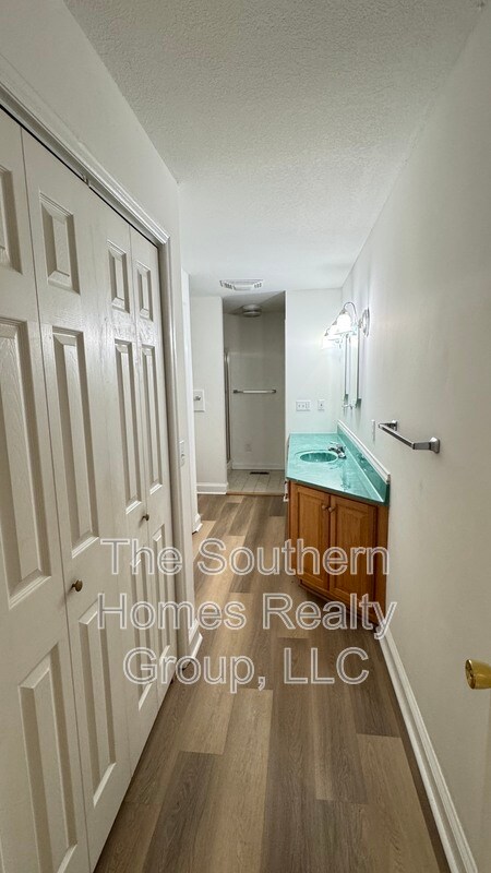 Building Photo - 2520 Sullins Rd