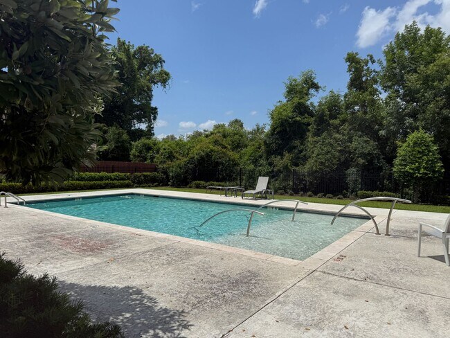 Building Photo - 908 Lakehaven Dr