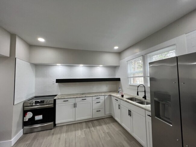 Building Photo - Three Bedroom Duplex Located Near Meridian St and 30th Street