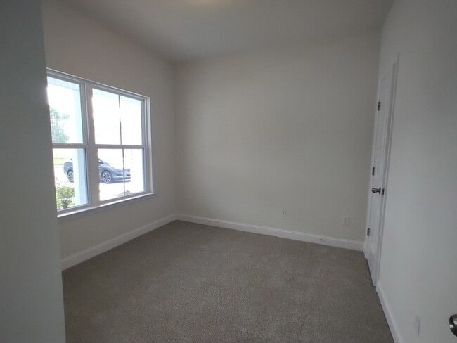 Building Photo - 584 Grayson Ave