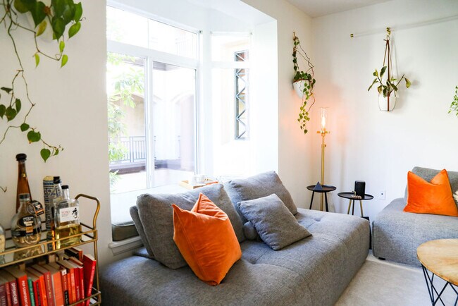 Building Photo - 2419 Fifth Ave