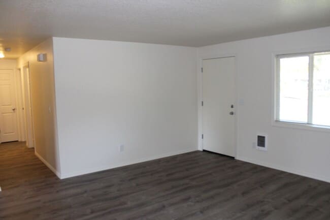 Building Photo - 4 Bed 2 Bath Hillsboro Ranch