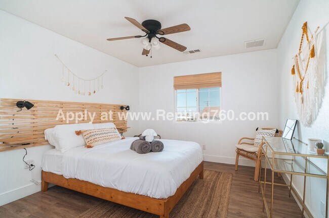 Building Photo - Huge 3 Bed 2 Bath Home With Spectacular City Views!
