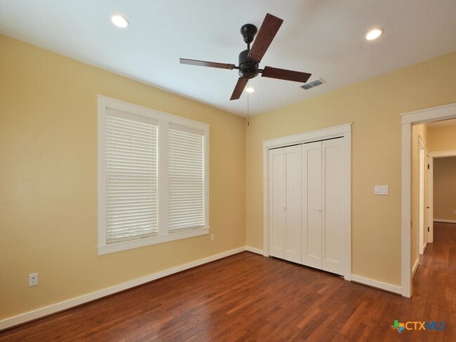 Building Photo - 112 S Cypress Ave