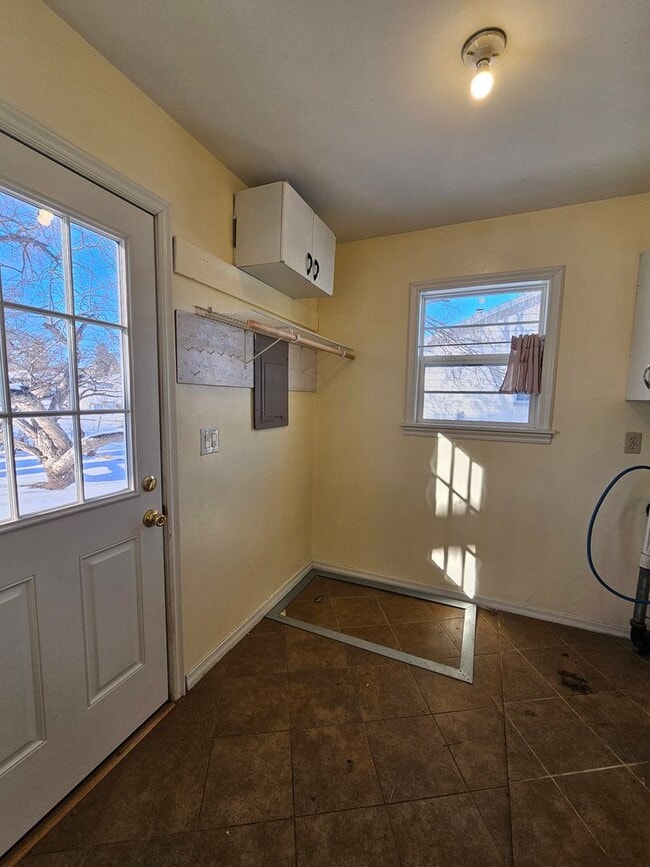 Building Photo - 2 BED | 1 BATH | SINGLE-LEVEL HOME | WEST