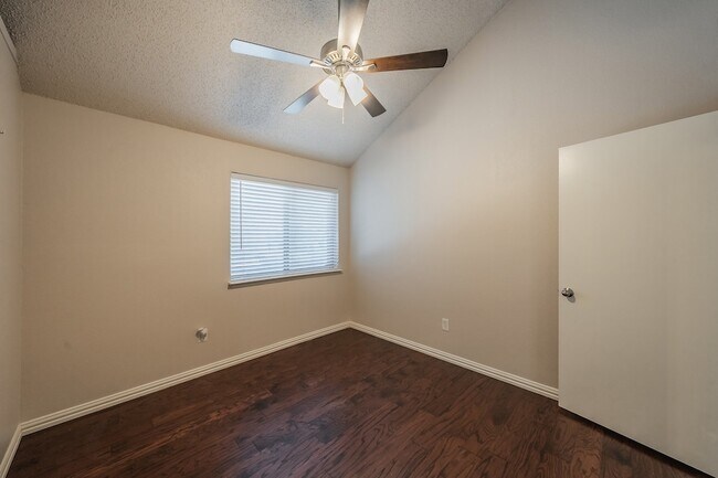 Building Photo - 6402 Valleybrooke Ct