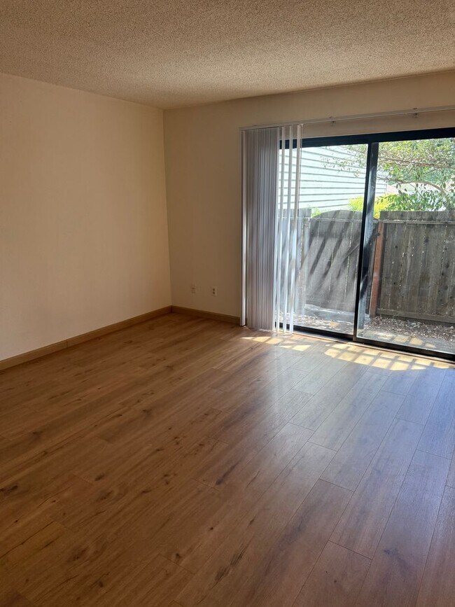 Building Photo - **Available Now** 2 Bedroom 1 Bath, 1st Floor End Unit Condo