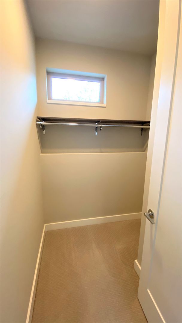 Building Photo - Modern 4BR Townhome in Prime Bellevue | AC | Bellevue Schools | Minutes to Microsoft