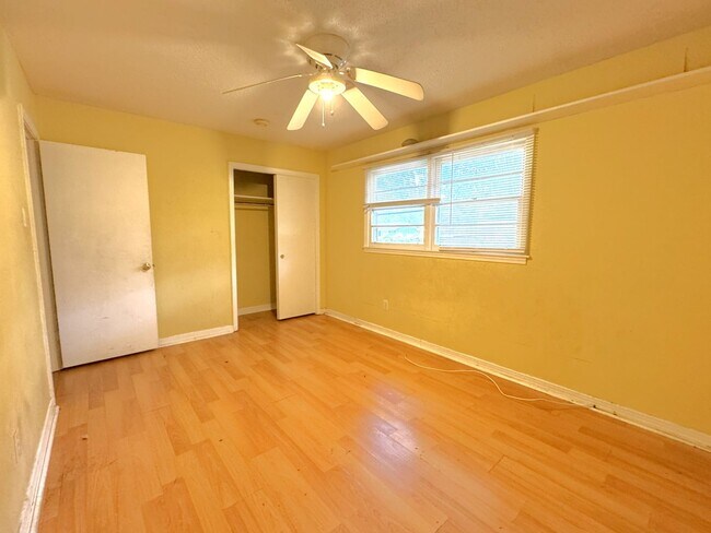 Building Photo - 654 Ynestra Dr