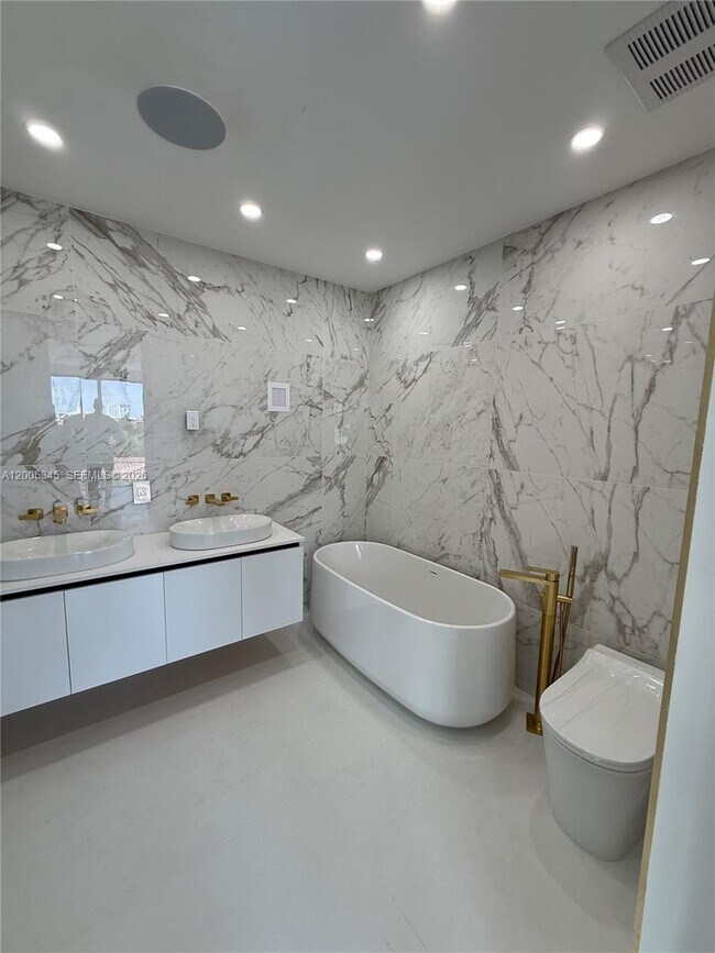 Building Photo - 3222 NE 7th St