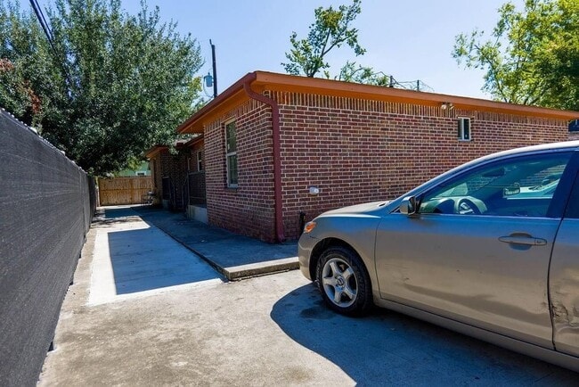 Building Photo - 6820 Petre Dr