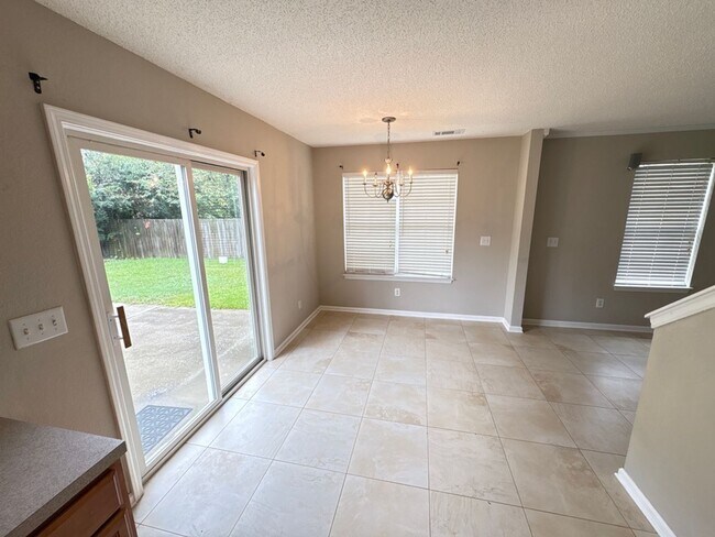Building Photo - 3 bedroom with fenced backyard