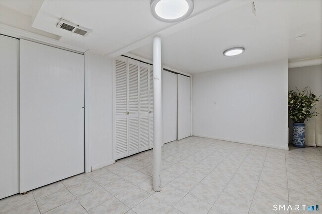 Building Photo - 67 Hicock Dr