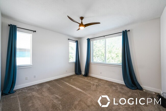 Building Photo - 1034 Lincoln Ln