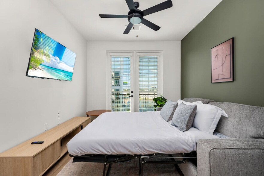 Building Photo - 207 N Himes Ave