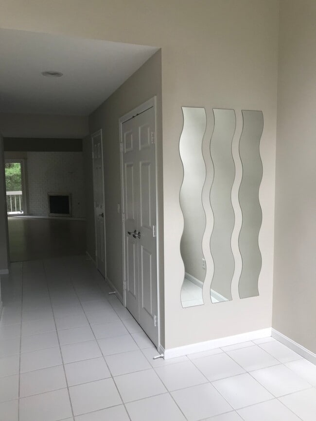 Building Photo - Solon 4 Bedroom Rental