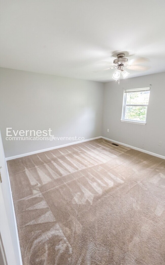 Building Photo - Spacious Town Home with Fenced Yard and Modern Amenities | Pet Friendly | Available Soon!