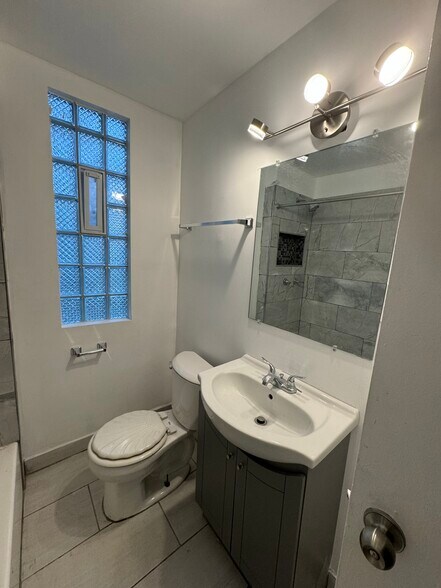 Building Photo - 8364 S Brandon Ave